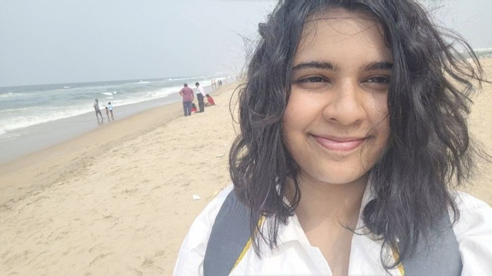 Marina Beach: 1, my hair: 0